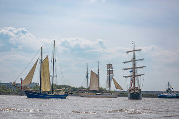 Große Segelschiffe und Boote im Hamburger Hafen  auf der Elbe beim Hafengeburtstag 2024