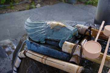 亀戸天神の手水舎の亀像