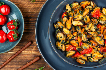 Fried mussels without shell with vegetables.