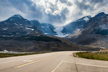 Fototapeta premium Stunning view of mountains and glacier of Columbia Icefield along winding road in national park during daytime