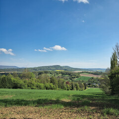 Obraz premium A stunning and breathtaking green landscape situated under a bright, clear, idyllic sky Hameln Hannover