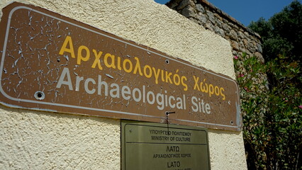 Schild "Archäologische Grabung" in Lato, Kreta © Jogerken