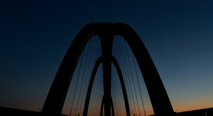 Obraz premium Dramatic Bridge Silhouette Against a Gradient Evening Sky Backdrop