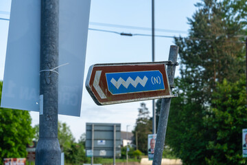 Wild Atlantic Way Wegweiser-Schild am Strassenrand