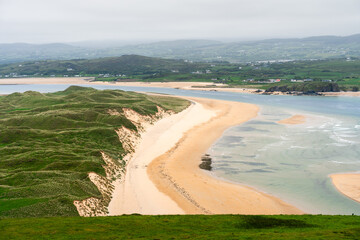 Weite Dünenlandschaft und flaches Wasser am Five Finger Strand, Irland