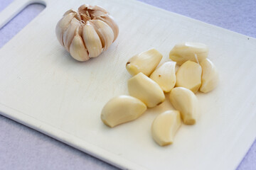 Organic garlic cloves freshly peeled, ideal for culinary, natural remedies, or ingredient concepts