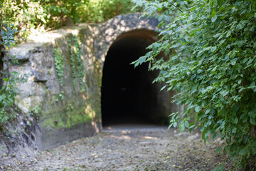 Tajemniczy powojenny betonowy tunel przyciągający miłośników historii i eksploracji