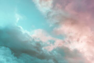 Fototapeta premium Soft pastel hues gently diffuse across a serene sky, creating an abstract and tranquil natural background.