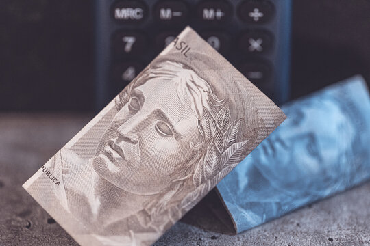 Notas do Real Brasileiro com uma calculadora ao fundo. Real, moeda brasileira. Economia do Brasil, infla&ccedil;&atilde;o e crise financeira.