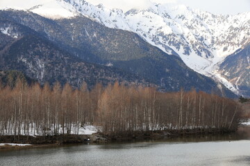 4月の大正池と残雪の北アルプスの風景
春の訪れを感じさせる4月の大正池。静かな湖面と残雪の北アルプスが織りなす美しい風景。
