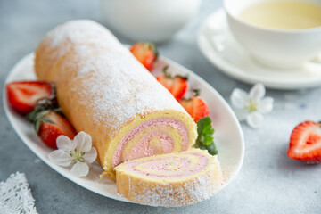strawberry and vanilla swiss roll cake