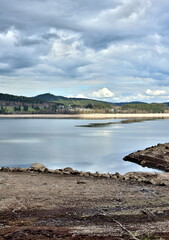 Niedrigwasser im Schluchsee im Schwarzwald