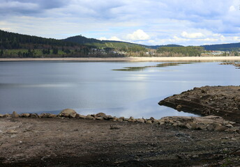 Niedrigwasser im Schluchsee im Schwarzwald