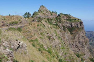 Berge mit Felshang und Straße auf Santo Antão in Kap Verde
