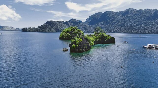 4K Drone View Of Seven Islands of Siete Pecados, Coron island, Palawan, Philippines
showcases the cluster of seven distinct islands surrounded by vibrant blue and crystal clear waters
