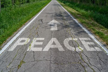 Fototapeta premium Strada dritta con testo PACE con freccia sull'asfalto