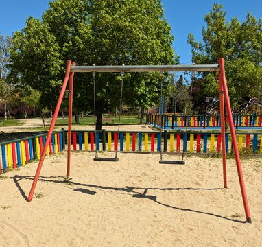 Columpio infantil en un parque de arena