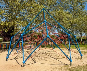 Construcción infantil en parque público. Estructura para trepar 