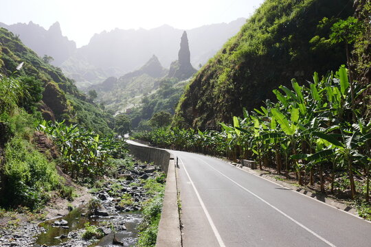 Stra&szlig;e durch Berglandschaft auf Santo Ant&atilde;o Kap Verde