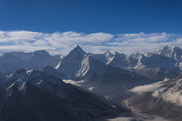Vista desde la cima del Lobuche (6119 mts) del Ama Dablam y de su valle