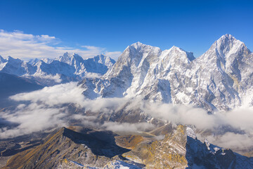 Vista del valle de Lobuche y del campo base de altura desde su cima a 6119 mts