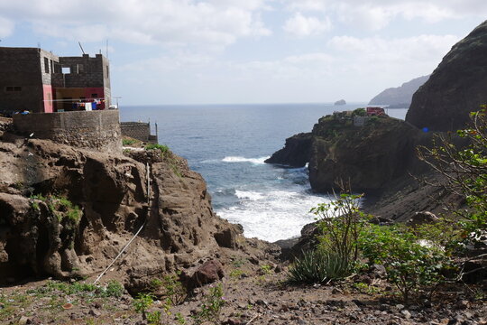 Meeresbrandung an der Felsenk&uuml;ste von Santo Ant&atilde;o Kap Verde