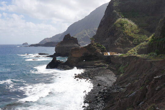Fels am Meer auf Santo Ant&aacute;o Kap Verde