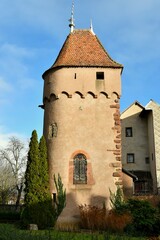 Tour d’enceinte des anciens remparts d’Obernai en face de l’église Saint-Pierre-et-Paul en Alsace