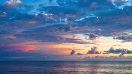 Naklejka premium Ocean view with clouds at sunset