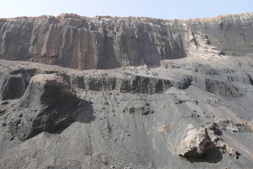 Schwarzer Fels nach Bergbau in Vulkanlandschaft Santo Ant&atilde;o Kap Verde
