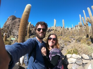 casal na ilha de cactus do salar do uyuni, bol&iacute;via 