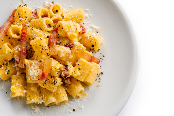 Mezzi rigatoni alla carbonara, tipica ricetta romana, pasta italiana 