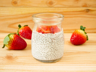 Vanilla chia pudding with fresh strawberries