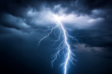Fototapeta premium Dramatic Lightning Strike in Dark Clouds - A powerful lightning bolt illuminates the dark stormy sky, creating a dramatic and intense natural scene
