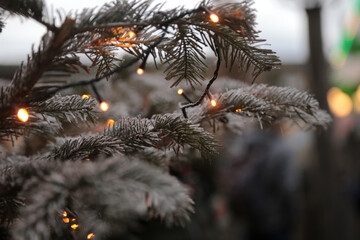 Weißer Nadelbaum mit LED Leuchten zur Weihnachtszeit