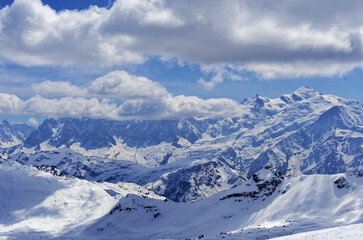 Montagnes enneig&eacute;es de Flaine dans les alpes - Hautes savoie