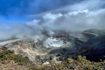 Wolken ziehen &uuml;ber den Krater des Vulkan Poas, Costa Rica