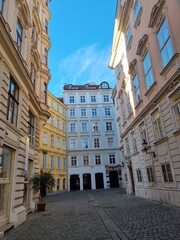 Obraz premium Vienna's architecture is a stunning blend of historical and modern designs. 
