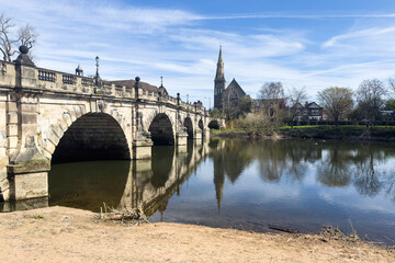 Obraz premium River Severn flowing under the English Bridge with exposed bank in Shrewsbury