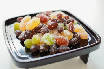 日本の茶菓子　甘納豆のクローズアップ　白背景