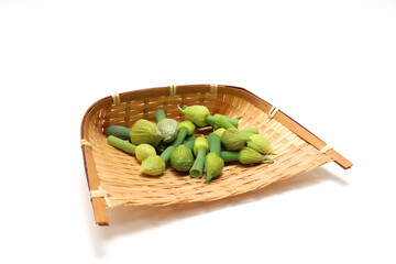 白バックのザルに入れたネギ坊主