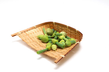 白バックのザルに入れたネギ坊主