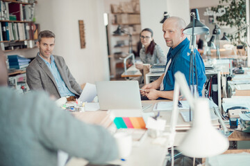 Obraz premium Group of people working together on a project in a startup company office