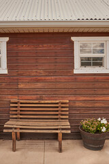 banca de madera frente a casa antigua de madera tipo establo