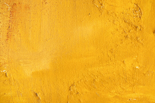 pintura amarilla sobre lienzo con textura &aacute;spera