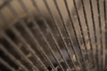 reja de ventilador en detalle con residuos de polvo y mugre