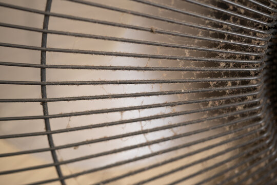 primer plano de suciedad en reja de ventilador