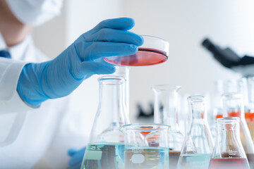 研究所で実験をする男性研究者