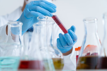 研究所で実験をする男性研究者