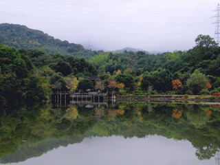 Obraz premium 日本：荒神谷史跡公園（大量の青銅器が発見された遺跡がある）・西谷池の風景／島根県出雲市